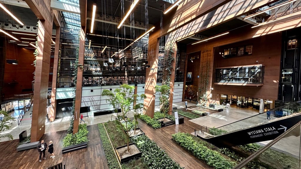 Blick in die große Haupthalle des Solidarnosc-Zentrums in Danzig. Die Architektur erinnert innen wie außen an verrostete Stahlplatten aus der einstigen Werft.