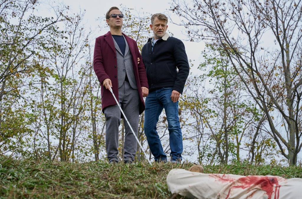 Alex (Philipp Hochmair, l) und Niko (Andreas Guenther, r) untersuchen die Leiche.