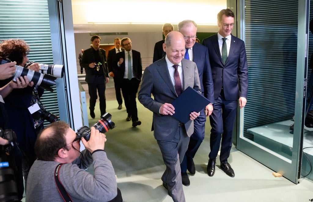 Bundeskanzler Olaf Scholz (SPD, M-r), Stephan Weil (SPD), Ministerpräsident von Niedersachsen und amtierender Vorsitzender der Ministerpräsidentenkonferenz (MPK), und Hendrik Wüst (CDU), Ministerpräsident von Nordrhein-Westfalen, kommen zur Pressekonferenz nach dem Bund-Länder-Gipfel im Bundeskanzleramt.