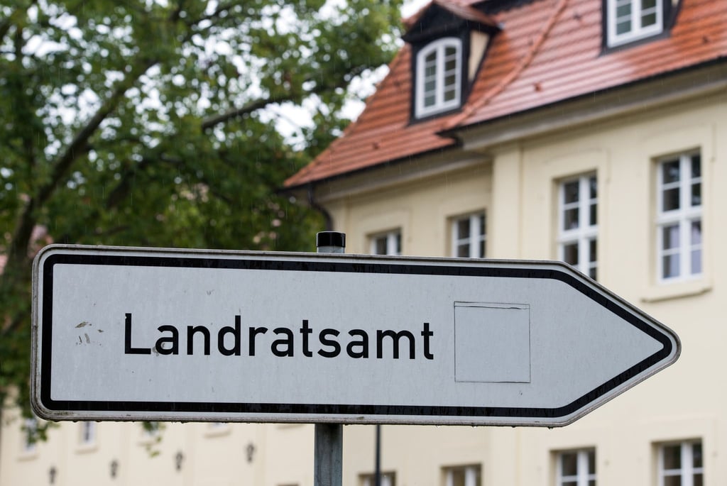 Ein Straßenschild mit der Aufschrift „Landratsamt“.