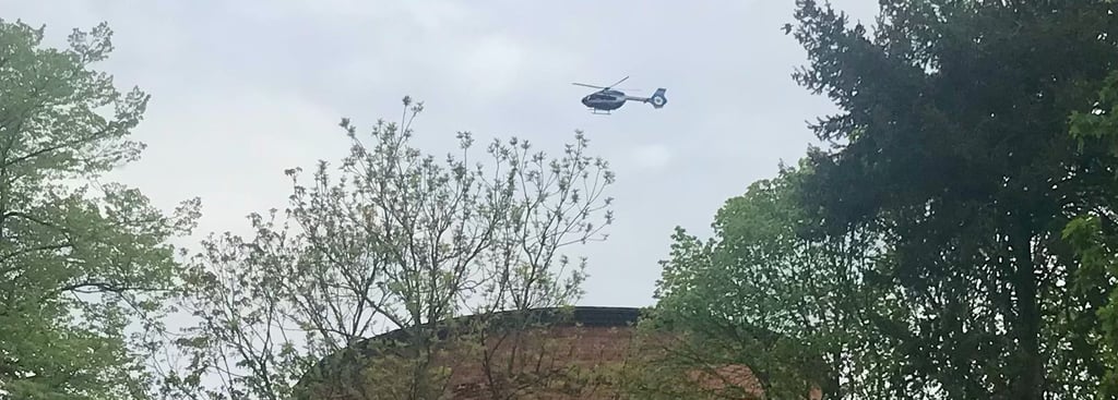 Mit dem Hubschrauber sucht die Polizei einen flüchtigen Räuber in Salzwedel.