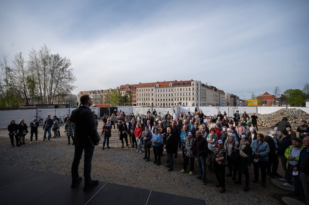 Daniel Morgenroth erklärt die Besonderheiten des immersiven Theaterstücks.