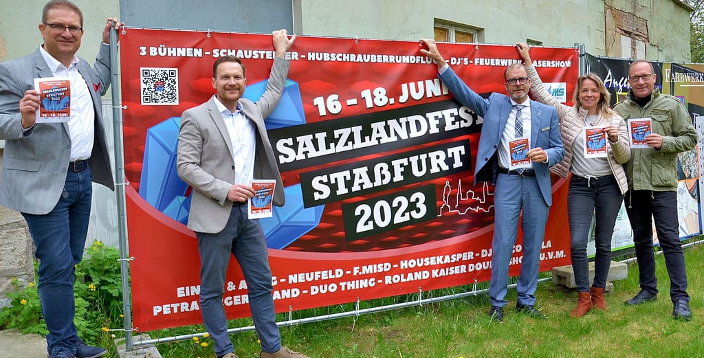 Auf zum 41. Salzlandfest! Wirtschaftsförderer Christian Schüler (2. von links) stellt Christian Nicolai (rechts) als neuen Mitveranstalter vor und die Vertreter der treuen Hauptsponsoren, von links: Frank Sieweck (EMS), Hans-Michael Strube (Salzlandsparkasse) und Ines Gaede (Stadtwerke Staßfurt).