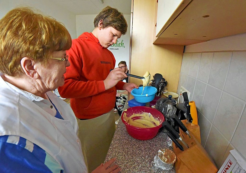 Kuchenbacken unter Anleitung von Ute Schütze.
