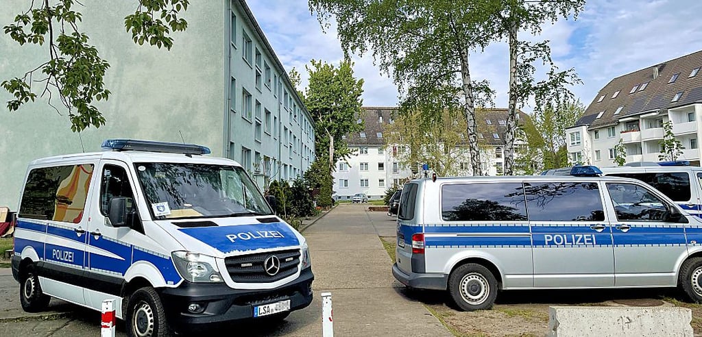 Am 10. Mai 2023 hat die Polizei mehrere Wohnungen im Wohngebiet Waldstraße in Möckern durchsucht.