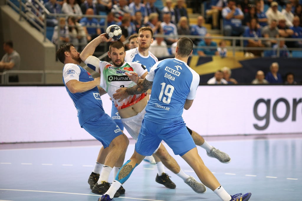 Spielte mit dem SCM bei Wisla Plock 22:22 im Viertelfinal-Hinspiel: Lucas Meister (M.), hier gegen Mirsad Terzic (l.) und Leon Susnja (r.).