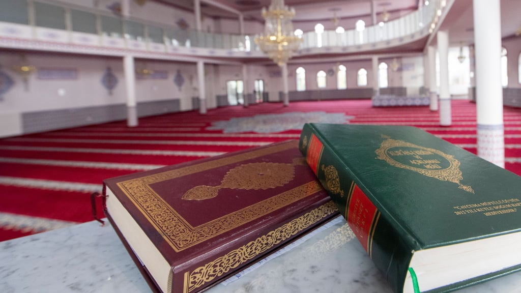 Ein Mann soll in Dresden erst einen Koran und schließlich ein Regal in einer Moschee angezündet haben. (Symbolbild)