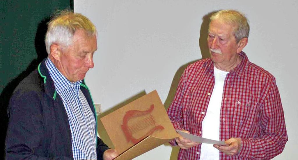 Manfred Vinzelberg (rechts) wird von Hans-Herrmann Dietrich in Lüderitz mit der Ehrennadel des Landeschorverbandes ausgezeichnet. Außerdem wurde er zum Ehrenmitglied des Vereins ernannt.
