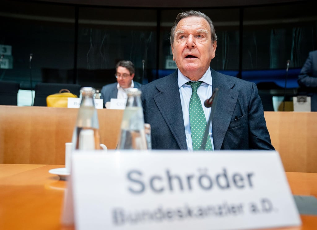 Gerhard Schröder (SPD) spricht.