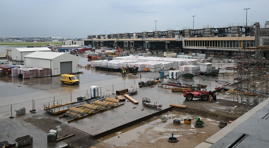 Baustoffe und Baugeräte auf der Baustelle von Terminal 3 des Frankfurter Flughafens.