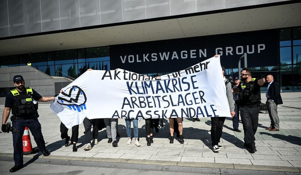 Protestaktion vor der Vollversammlung der Volkswagen AG - Hauptversammlung 2023.