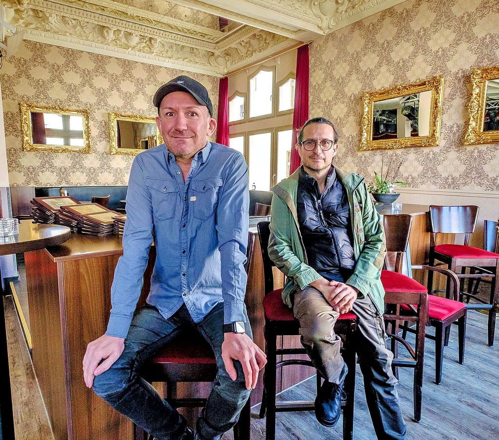Mario Welker (r.) und Stefan Schneegaß in ihrem Clack-Theater in Wittenberg. Jetzt gab's wieder Grund zum Feiern.