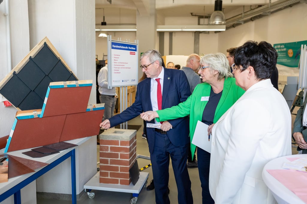 Einweihung der Halle des Handwerks in der Zeitzer Schädestraße: Staatssekretär Jürgen Ude beim Rundgang mit GfM-Regionalleiterin Christiane Brandenburg und Britta Grahneis, Vizepräsidentin der Handwerkskammes Halle.