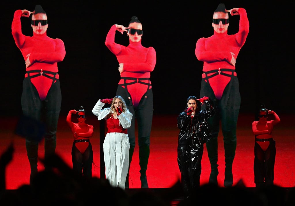 Selina-Maria Edbauer (l) und Teodora Spiric alias Teya & Salena aus Österreich singen „Who the hell is Edgar?“ während des zweiten Halbfinales beim 67. Eurovision Song Contest (ESC).