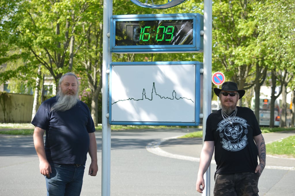 Marco Krauthaim (l.) und Jens Stadelmann neben der Uhr am Busbahnhof, die von ihrem Club "Am Wasserturm" erneuert wird.