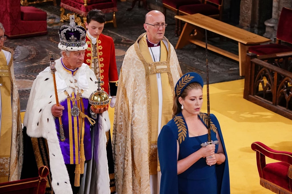 Penny Mordaunt als Schwertträgerin bei der Krönung von Charles III.