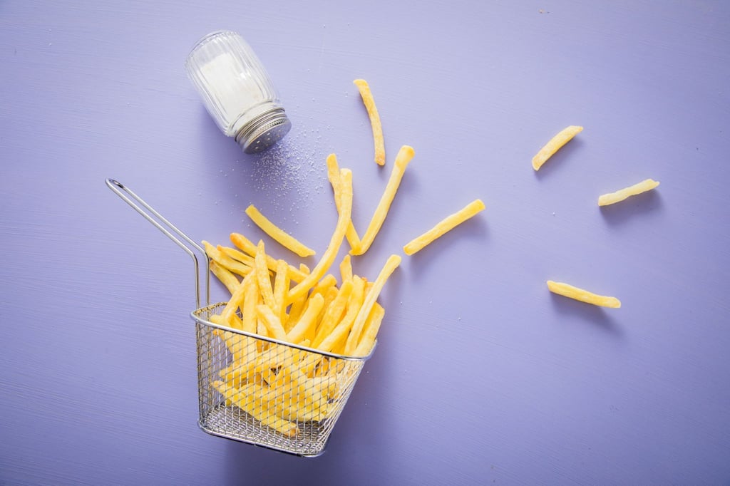 Es muss nicht die klassische Fritteuse sein: Auch in der Heißluftfritteuse werden Pommes knusprig - und das ganz ohne Fett.