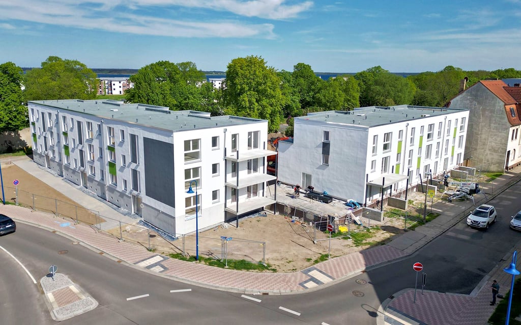 Die Neubi hat die beiden Blöcke getrennt und in der Höhe reduziert. Derzeit werden die Balkone angebaut.