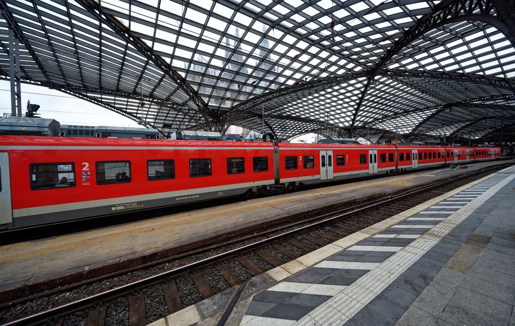 Eine S-Bahn der Deutschen Bahn fährt in den Hauptbahnhof in Köln.