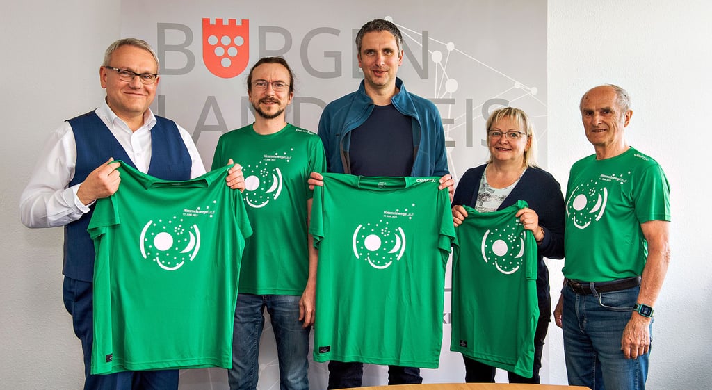Landrat Götz Ulrich (v.l.), André Cierpinski vom Organisationsteam, Rayk Peiser, Geschäftsführer des Kreissportbundes Burgenland, Unstruttal-Verbandsgemeindebürgermeisterin Jana Schumann und der zweifache Marathon-Olympiasieger Waldemar Cierpinski präsentieren das offizielle Funktionsshirt des Himmelswegelaufes, das man zusammen mit der Online-Anmeldung sowie am 17. Juni direkt vor Ort erwerben kann.