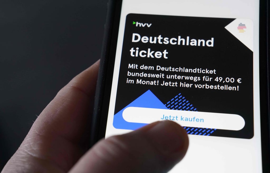 Das Deutschland-Ticket erlaubt es für 49 Euro im Monat zahlreiche Busse und Bahnen im gesamten Land zu nutzen.