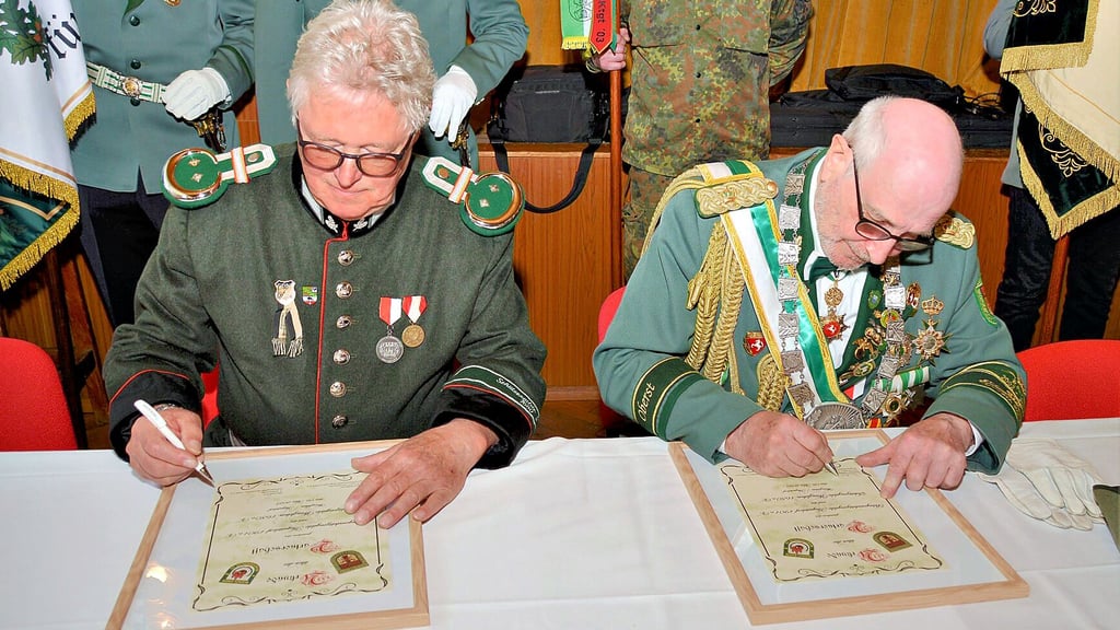 Manfred Ostländer (links/Oberst und erster Vorsitzender der Bürgerschützengilde Augustdorf) und Manfred Aris von der Schützengilde Wanzleben.