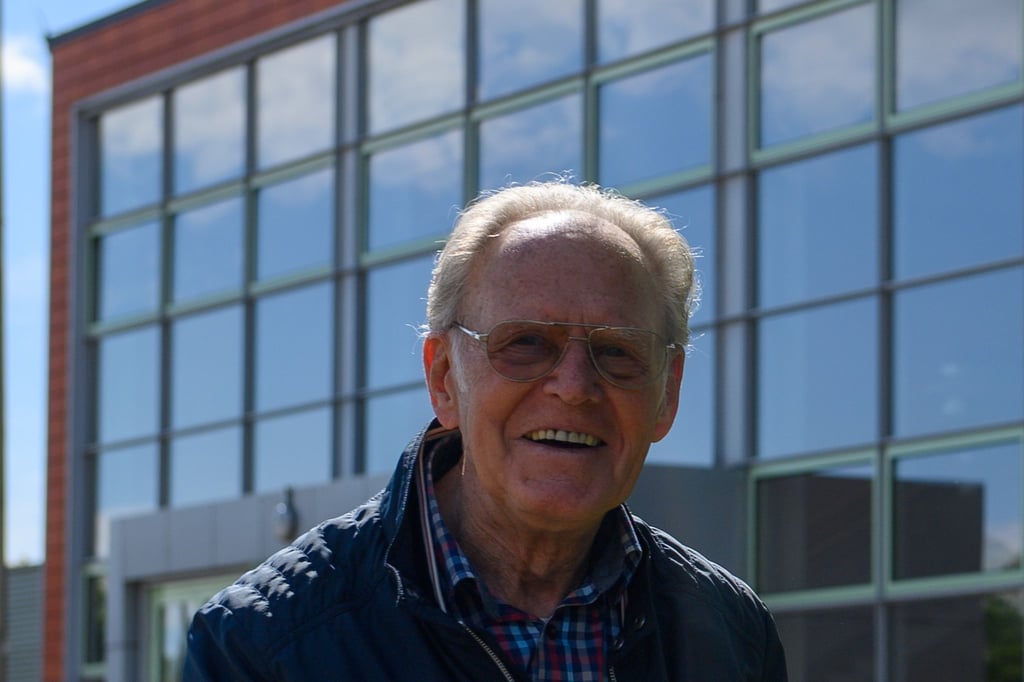 Radsport-Legende Gustav-Adolf "Täve" Schur steht vor der Sporthalle der Conrad Tack Schule, die in "Täve-Schur-Halle" benannt wurde.