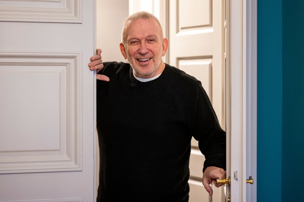 Bei der Show „Falling | In Love“ ist Jean Paul Gaultier als Visual Design Director mit an Bord.