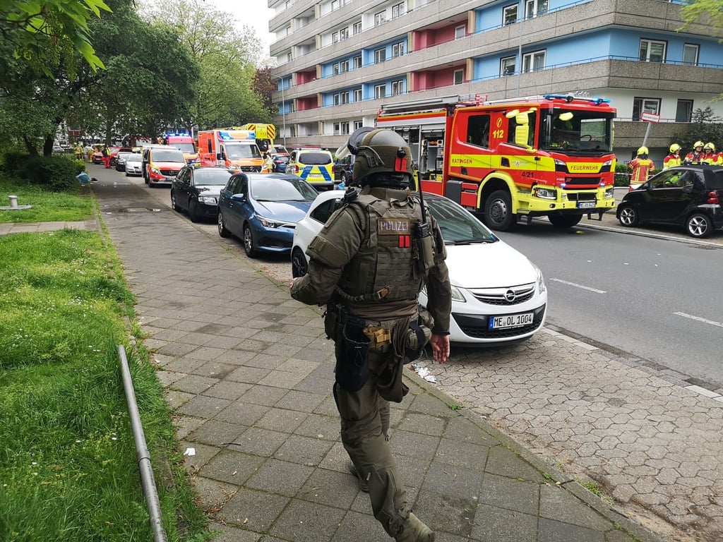 Nach der Explosion in einem Ratinger Hochhaus hat die Polizei eine Leiche gefunden.
