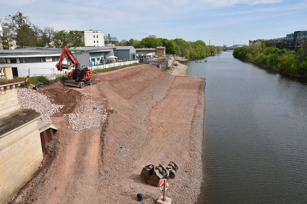 Ein Blick auf den Uferbereich der Zollelbe in Magdeburg.