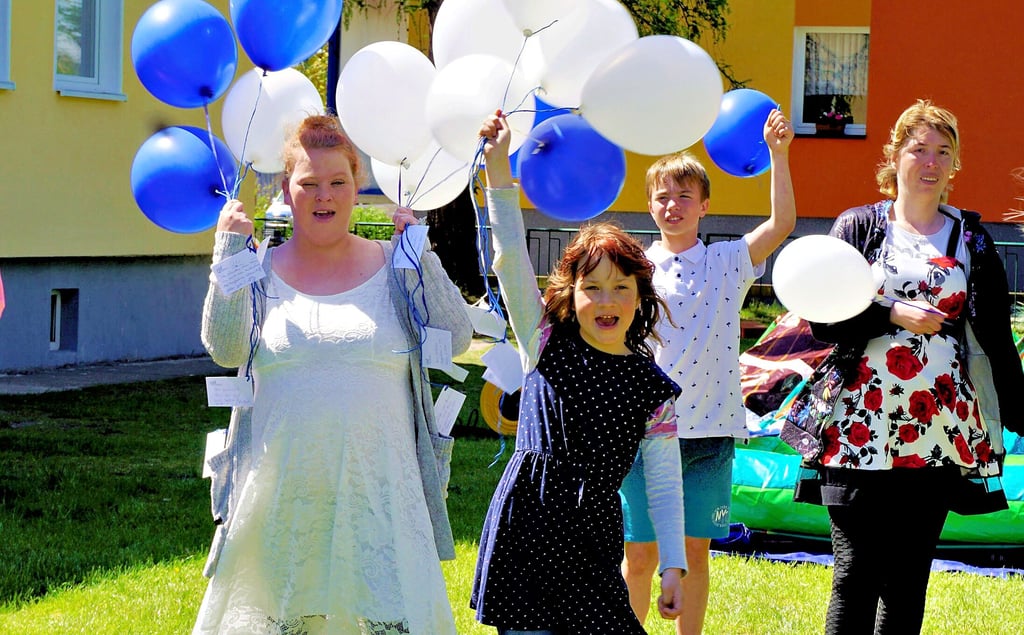 Linda Winterstein mit Tochter Lara-Sophie. Sie lassen Luftballons in den HImmel steigen zur Eröffnung des neuen Familienwohnzentrums in Genthin.