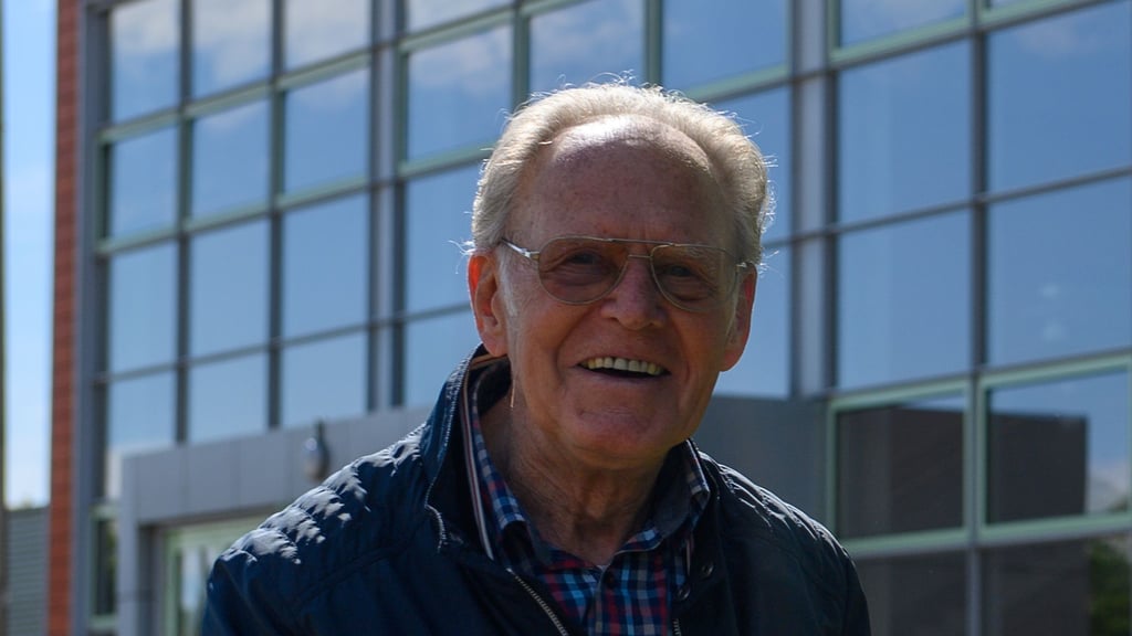 Radsport-Legende Gustav-Adolf "Täve" Schur steht vor der Sporthalle der Conrad Tack Schule, die in "Täve-Schur-Halle" benannt wurde.