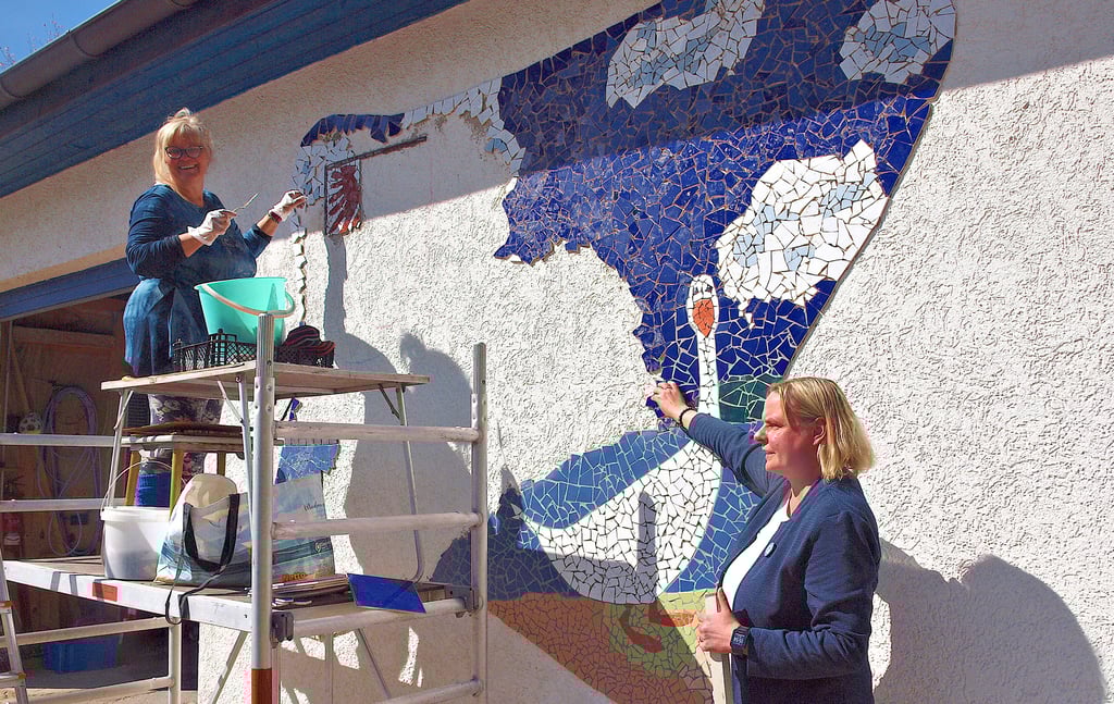 Keramikkünstlerin Petra Schrimpf aus Kaulitz (links) klebt das große Mosaik Luftkurort-GmbH-Geschäftsführerin Claudia Schulz macht mit.