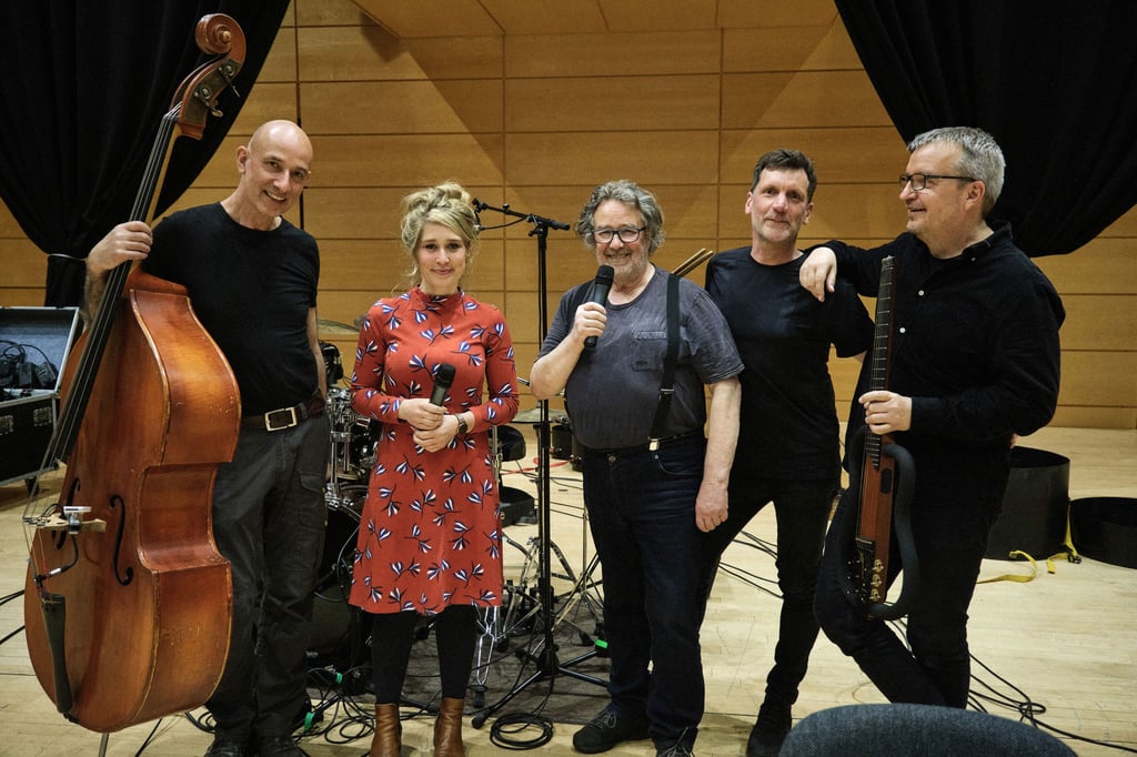 Die Musiker Thomas Schildt (v.l.), Mirjam Borghardt, Jürgen Radam, Ralf Schneider und Frank Venske – hier bei einer der letzten Proben in der Händel-Halle – haben ein spannendes Beatles-Projekt für Kinder entwickelt.