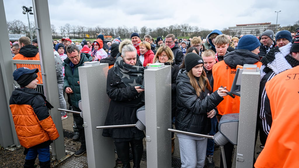 Ansturm vor den Toren der Red-Bull-Arena.