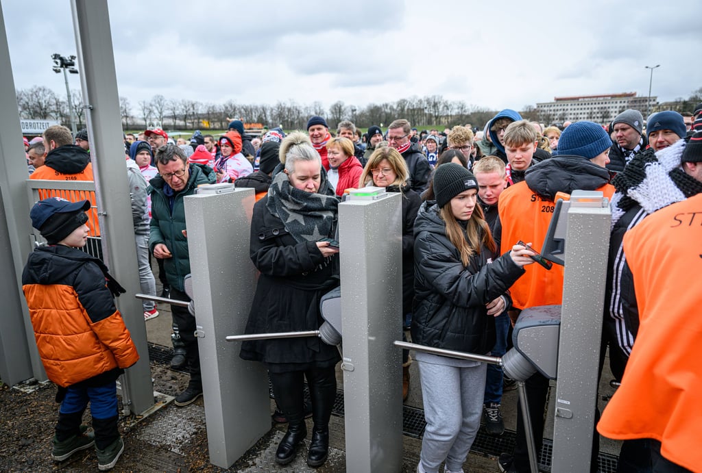 Ansturm vor den Toren der Red-Bull-Arena.
