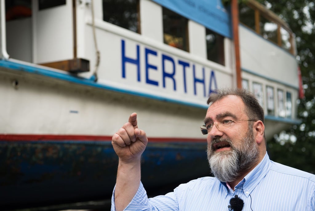 Schiffseigner Ingmar Pering steht am 24.07.2017 in Wusterhausen/Dosse (Brandenburg) neben dem auf einen Schwerlast-Transporter verladenen Schiff "Hertha".