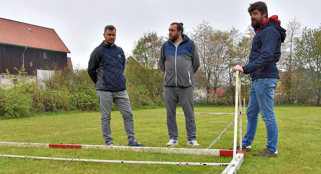 Steven Kiewert, Sebastian Horn und Karsten Höpting (von links) inspizieren die Fußballtore, die am Samstag im Kurpark Hasselfelde aufgestellt werden sollen.