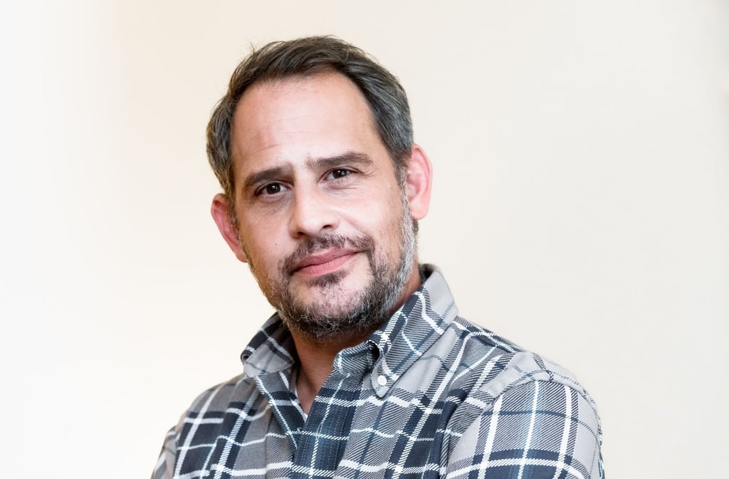 Moritz Bleibtreu, Schauspieler, sitzt bei einem Fototermin in einer Hotelsuite.