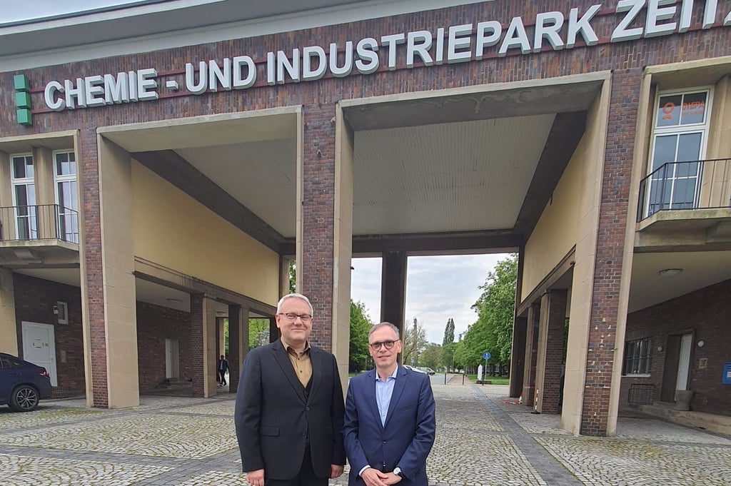 Christoph Hansel (r.), hier mit Landrat Götz Ulrich (CDU), ist ab Juli 2023 neuer Chef der Infra-Zeitz Servicegesellschaft.