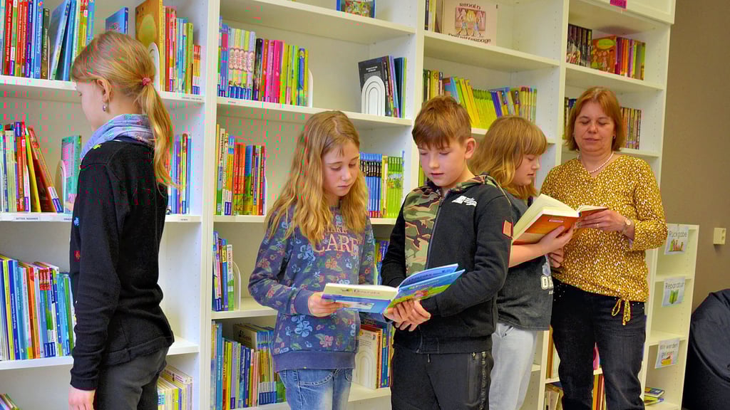 Im Leseraum steht an einer Wand ein Bücherregal, aus dem sich die Schülerinnen und Schüler auch Bücher mit nach Hause nehmen dürfen.