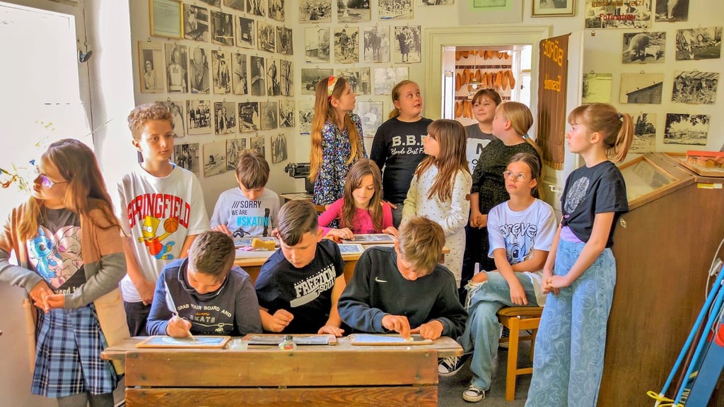Die Schüler beim Besuch in der Alten Schule in Domersleben.