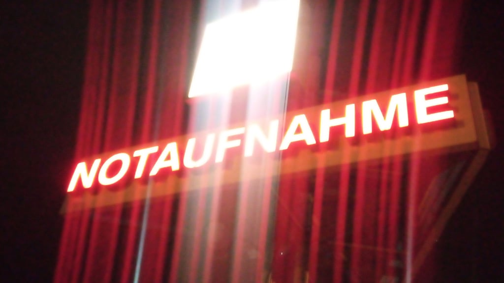 Beleuchteter Schriftzug der Zentralen Notaufnahme am Uniklinikum Magdeburg: 38.500 Patienten wurden hier zuletzt pro Jahr behandelt. Nur die wenigsten von ihnen könnten laut Klinikum auch ambulant versorgt werden.