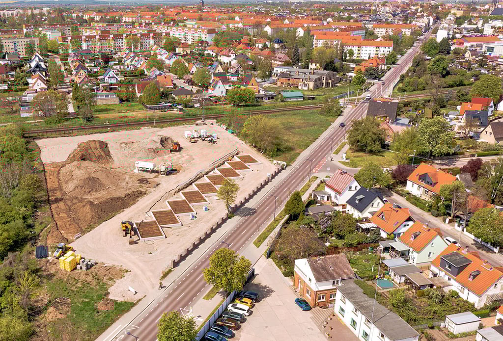 Die Stadt Bernburg will auf dem Gelände der ehemaligen Fleischerei Tornow im Dreieck zwischen Bahntrasse und Thomas-Müntzer-Straße sowohl Wohnhäuser als auch Gewerbe zulassen. Ein regionaler Bauunternehmer hat das Areal von der Wohnstättengesellschaft erworben.