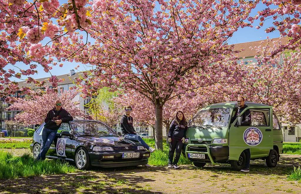 Die „Japan Freunde Magdeburg“ vor dem Tourstart. Auf dem Foto sind zu sehen von links nach rechts: Stephan Püschel, Steven Springer mit „dem kleinen Schwarzen“ und Sarah und Patrick Nabrotzky mit dem „Bonsai Bus“.