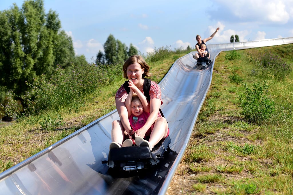 Auf die Rutsche, fertig, los! Die Sommerrodelbahn im Elbauenpark Magdeburg ist ein Spaß für die ganze Familie.