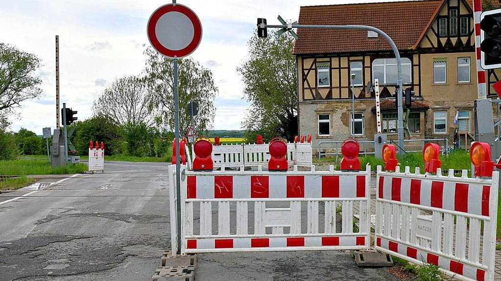 Ein Bahnübergang bei Krottorf. Hier ist er noch offen, am nächsten Tag dann geschlossen.