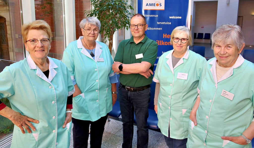 Die Grünen Damen und Herren im Bernburger Ameos-Klinikum: Sabine Hufenreuter (von links), Ingrid Raschke, Andreas Rolle, Annegret Schneider und Inge Neumeister.