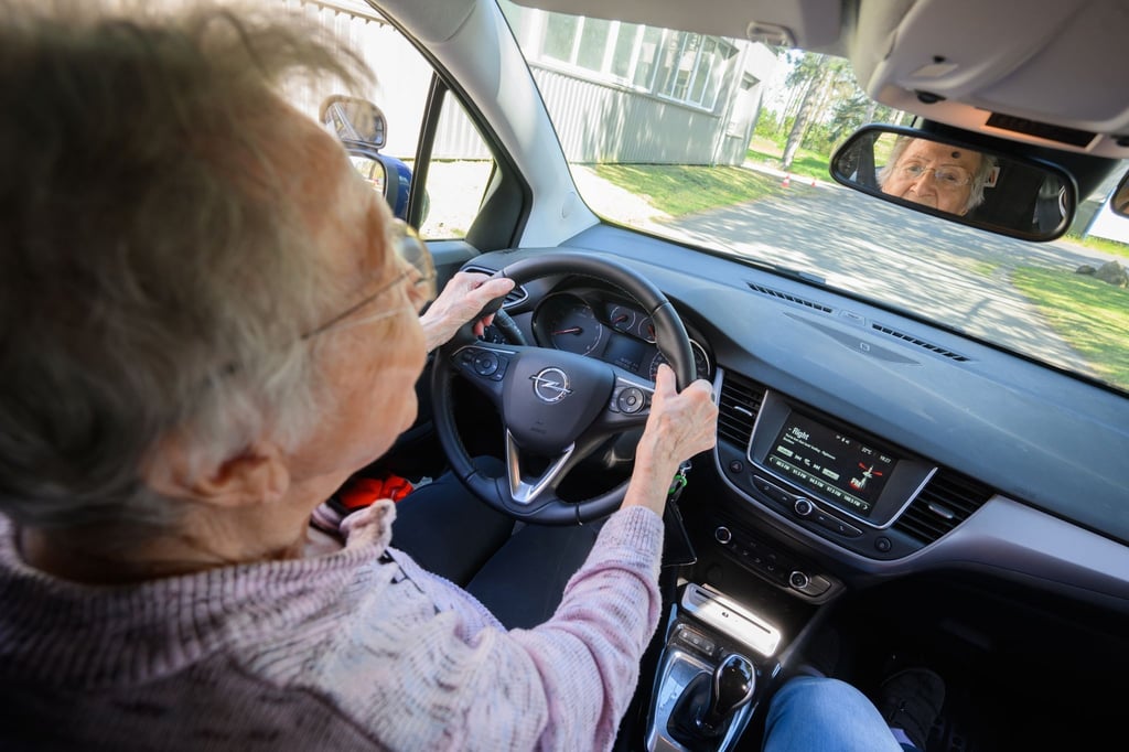 Eine Teilnehmerin sitzt bei der Schulung „Fit im Auto“ von der Landesverkehrswacht Niedersachsen in einem Fahrschulauto.