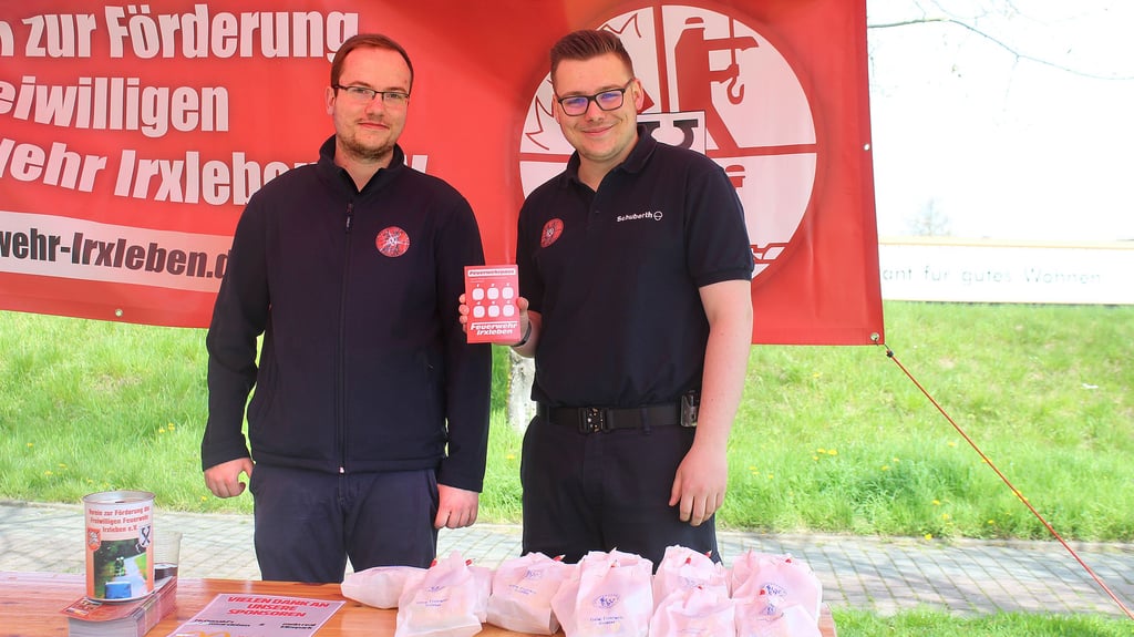 Mit ihrer Partnerwehr aus Mammendorf organisierte die Freiwillige Feuerwehr Irxleben unter anderem den Feuerwehr-Pass. Nick Müller (l.) und Lucas Heinecke gaben ihn aus.
